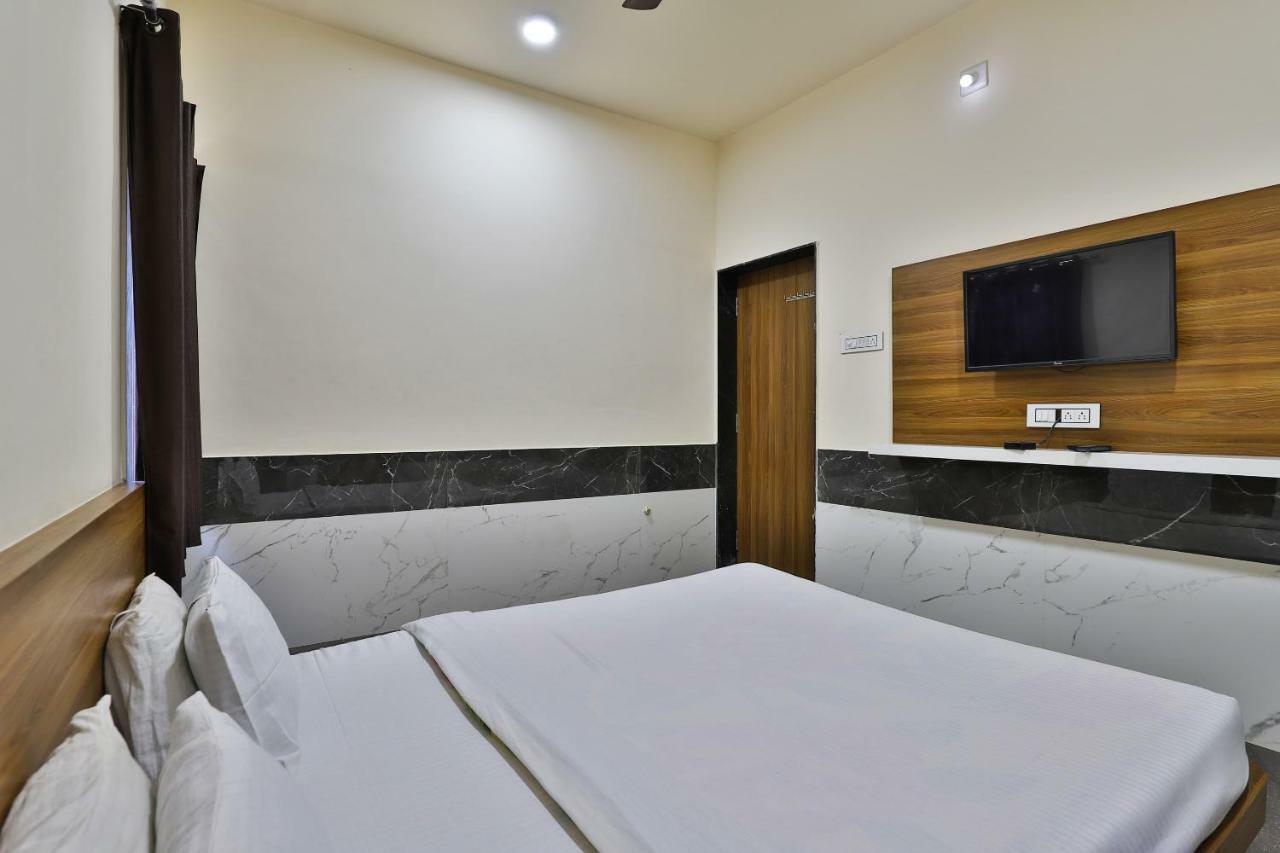 Spot On 37366 Hotel Mahalaxmi Dwārka Buitenkant foto