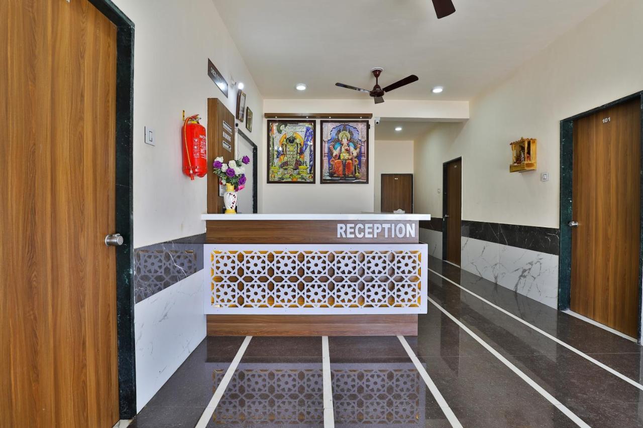 Spot On 37366 Hotel Mahalaxmi Dwārka Buitenkant foto