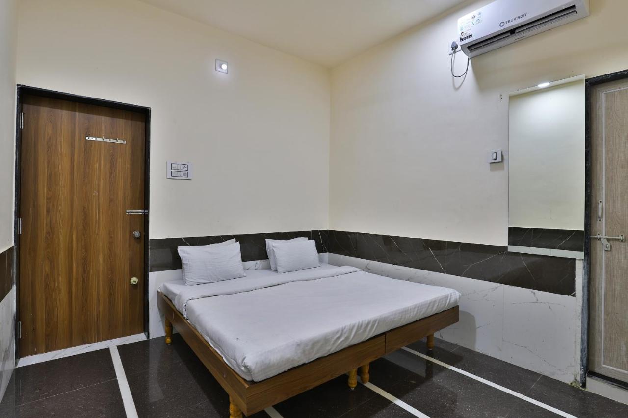 Spot On 37366 Hotel Mahalaxmi Dwārka Buitenkant foto